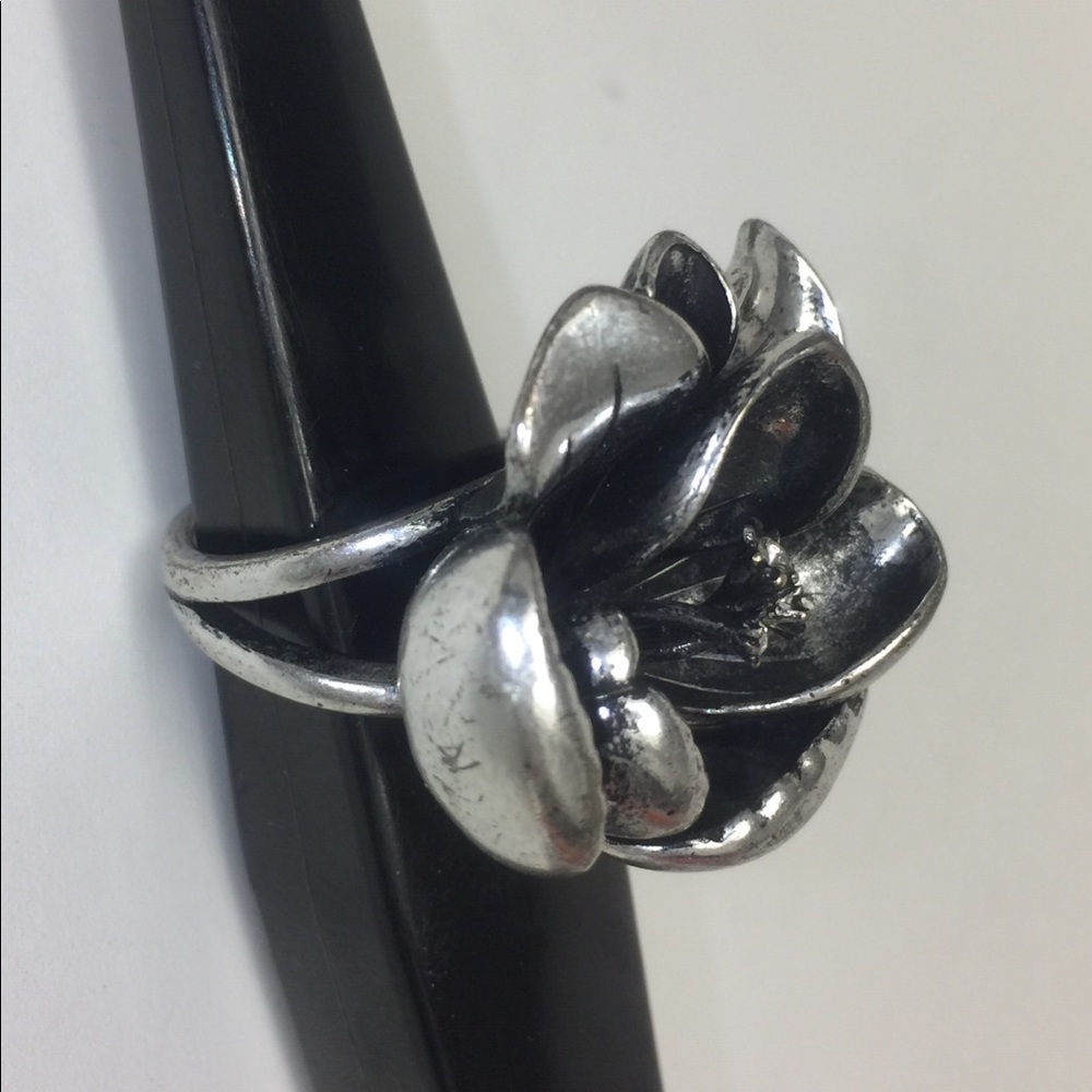 FOSSIL ANTIQUE SILVER FLOWER RING SIZE 7 EUC